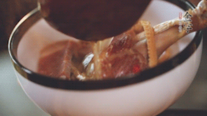 筍干提前冷水浸泡3小時(shí)，浸泡后將筍干撕成條狀。