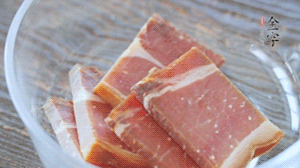 金字火腿切片溫水浸泡5分鐘。