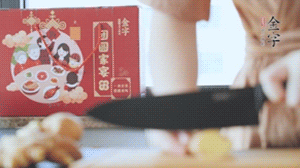 將處理好的老鴨放入冷水鍋中，丟入姜片，冷水煮沸去腥。