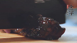 金字風(fēng)味醬肉切小塊。