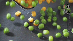 鍋7成熱時(shí)，下豌豆、玉米翻炒，再依次放醬肉、洋蔥碎、木耳碎。