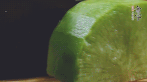 青蘿卜去皮切小塊。