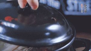 大火煮沸后，小火慢燉1～1.5個(gè)小時(shí)。