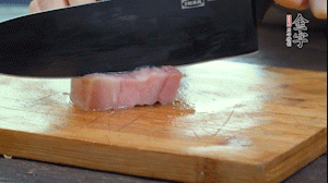 【餡料】1.金字淡咸肉加姜片料酒焯水，春筍焯水后切成小丁。