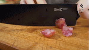 【餡料】3.金字土香腸、香菇切小丁。