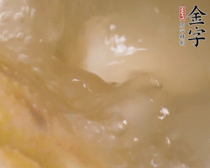 沸騰后撈出蔥結(jié)，小火燉45分鐘，加山藥再燉15分鐘。