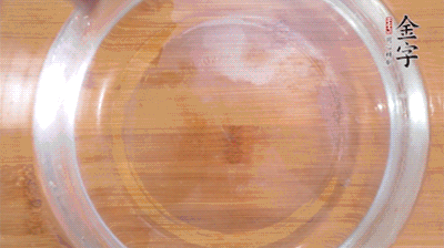 金字火腿切小片，浸泡5分鐘。