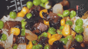 出鍋前加蠔油、生抽調(diào)味，撒點(diǎn)熟白芝麻即可。