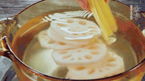 把藕和土豆焯水至八成熟，盛出瀝干水分。