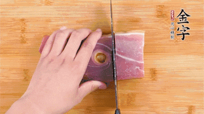 金字火腿切片，老豆腐切成塊，海鮮菇洗凈。