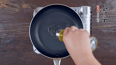 魚頭對開，洗凈瀝干。鍋中加油，把魚頭兩面煎至金黃色，期間加蔥姜，每面約需時(shí)2-3分鐘。