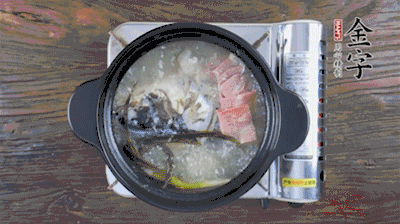 放豆腐、海鮮菇繼續(xù)中小火煮5分鐘。