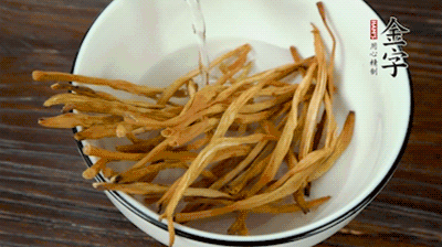 黃花菜、香菇提前泡發(fā)。黃花菜去掉硬頭，香菇切片。