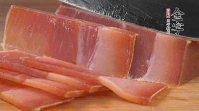 金字火腿切片，溫水浸泡5分鐘。