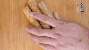 山藥去皮切斜刀塊，毛豆去外殼去膜，姜切片。