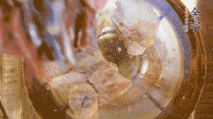 鍋中依次放姜片、排骨、火腿，加料酒、清水煮開轉(zhuǎn)小火煮30分鐘。