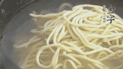 面條煮熟過涼水備用。