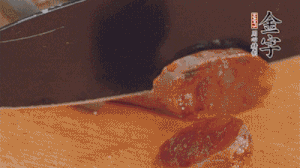 麻辣香腸蒸熟后，切片待用。