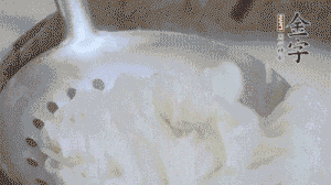 米粉煮熟過涼水備用。