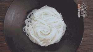 依次放入黃瓜絲、花生米、燙熟的豆芽、麻辣香腸、香菜、擺盤即可。