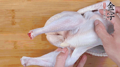 菌菇分別冷水泡發(fā)。雞處理干凈后剁成小塊，放水中浸泡半小時(shí)去血水。