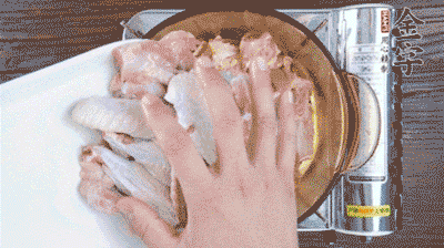 加料酒、蔥姜焯水2分鐘，清洗備用。