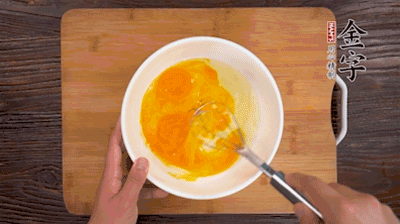 雞蛋加鹽、料酒打散后，加1.5倍溫水?dāng)嚢杈鶆颉?>
					</div>
					<span>步驟 2/5</span>
					<p>雞蛋加鹽、料酒打散后，加1.5倍溫水?dāng)嚢杈鶆颉?/p>
				</li><li>
					<div   id=