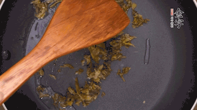 鍋中3成油溫時，下雪菜、辣椒圈翻炒40秒。