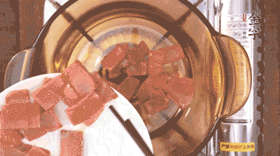 砂鍋中依次放火腿片、豆腐，大火燉開轉(zhuǎn)中小火。