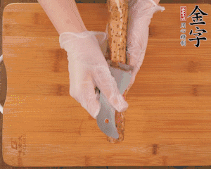 山藥去皮切滾刀塊，熱水汆燙30秒，撈出冷水浸泡。