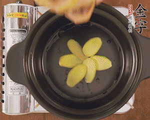 準(zhǔn)備土砂鍋，放姜片、鴿子、火腿片、蔥結(jié)、料酒，加沒過食材多些的清水，中小火燉煮。