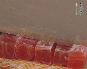 金字火腿切丁，春筍剝殼切丁，豌豆剝粒。