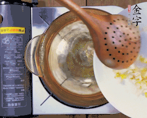 春筍丁焯水，1分鐘后加火腿丁一同汆燙1分鐘。