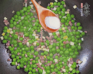 加水、料酒、鹽燒2分鐘即可。