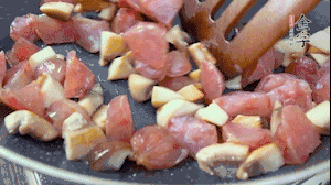【餡料】4.鍋中油8成熱時，依次放入菌菇丁、香腸丁，適當放點糖調(diào)味，炒熟。