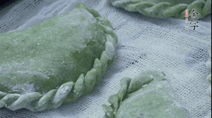 【制作】2.蒸架上墊浸濕的屜布，再放上清明果，大火蒸10~15分鐘，完成，出鍋啦！