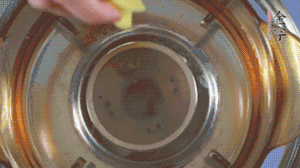 金字淡咸肉加姜片、料酒，冷水入鍋焯水。