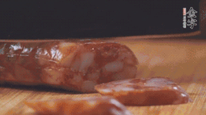 金字麻辣香腸切片，小青菜焯熟備用。