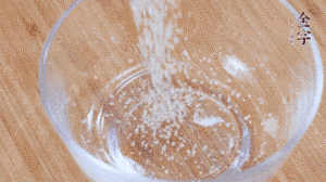 制作醬汁：1湯匙蠔油、1湯匙涼開水、2湯匙生抽、1/2湯匙白砂糖、少許辣椒圈。