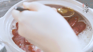 沿鍋邊倒一圈食用油蓋蓋，繼續(xù)小火燜8分鐘。