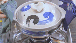 每隔30s將鍋傾斜一側(cè)。（受熱更均勻，鍋巴更噴香）