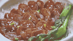 燜好后放入小青菜，均勻淋上醬汁，撒上蔥花或芝麻即可。