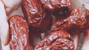 紅棗洗凈，對(duì)半剪開。