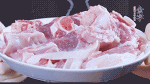 新鮮羊肉冷水入鍋，加姜片、清水焯水，除去血沫。