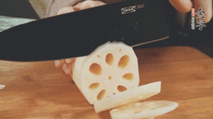 蔬菜清洗干凈切片。