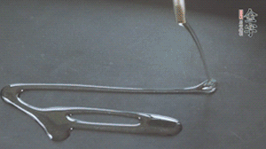 鍋中加少許油，爆香蔥姜蒜、香料 ，喜歡麻的也可以加點(diǎn)花椒！接著放入郫縣豆瓣醬煸炒出紅油。