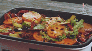 加入金字麻辣香腸，翻炒5分鐘左右。再加入之前準(zhǔn)備好的蔬菜，翻炒均勻，最后放入蝦。