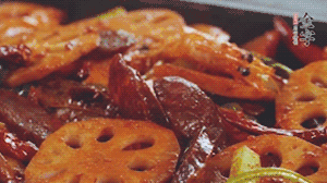 撒上芝麻和蔥，一道鮮香熱辣的麻辣香腸香鍋就做好了！