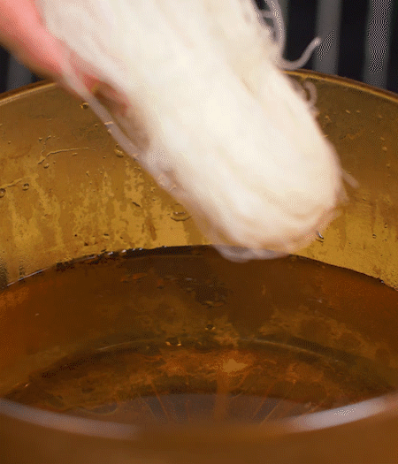 甜玉米煮熟剝粒，拌入適量沙拉醬拌勻。