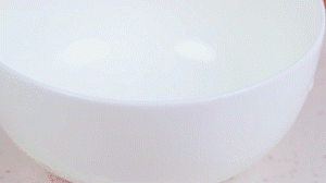 香腸切片，南瓜洗凈去皮切小塊，洋蔥切絲，米淘洗干凈備用。